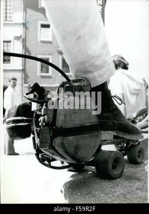 1972 - der neueste Schrei auf dem roller-Rochen-Markt: Skates mit einem Motor zwei Pferd macht! Dieser junge Mann haben an den Füßen der neueste Schrei auf dem roller-Rochen-Markt geschnallt: Rollschuh ein Motor angetrieben. Die Skater sind ausgestattet mit einen kleinen Motor, der mit seinen zwei Pferd macht Motor eine Geschwindigkeit von ca. 20 km/h zu tun. Die Regulierung der Geschwindigkeit kann per Fernbedienung erfolgen. Aber es ist nicht so einfach wie es aussieht um diese Neuheit zu verwenden, die Beschleunigung nur auf einem Bein braucht einen guten Sinn für Gleichgewicht durch den Benutzer. Foto zeigt den kleinen Motor mit denen Rollerskates ausgestattet sind. (Kredit-Bild: © Stockfoto