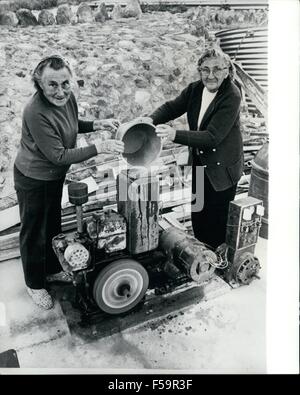 1972 - weltweit erste Solar-Stadt: ein rückwärts Busch Weiler in New South Wales, Australien als erste Stadt der Welt ausgewählt wurde, um mit Solarenergie betrieben werden. White Cliffs, ein Sammelsurium von kleinen Häusern und primitiven unterirdische Unterstände, hat eine ständige Bevölkerung von 45 und schweben eines etwa 300 Bergleute, viele davon sind Einwanderer aus verschiedenen Nationalitäten & Jugoslawen, Niederländisch, Briten, Polen, deutschen. Halbe Stadt Leben unterirdisch, die 45 Grad Hitze und durchschnittlich 14 Stunden Sonnenschein pro Tag zu entkommen. Im Jahr 1981 wird eine Photovoltaik-Anlage der Stadt, ersetzen von Seve Stromversorgung Stockfoto