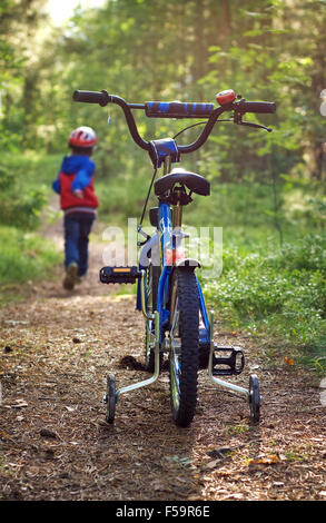 Junge auf Fahrrad im Wald Stockfoto