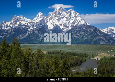 Der Grand Teton Bergkette aus dem Snake River überblicken in Grand Teton Nationalpark, Wyoming, USA. Stockfoto