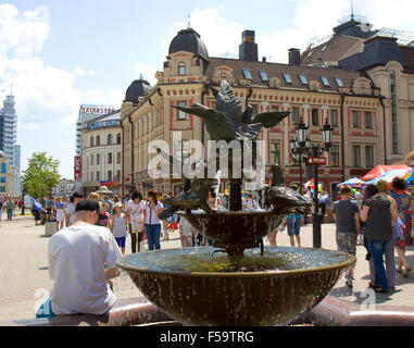 KASAN, Russland - 1. Juni 2013: Brunnen "Pegion" auf Bauman Straße, touristisches Zentrum von Kasan, der Hauptstadt der Republik Tatarstan. Stockfoto