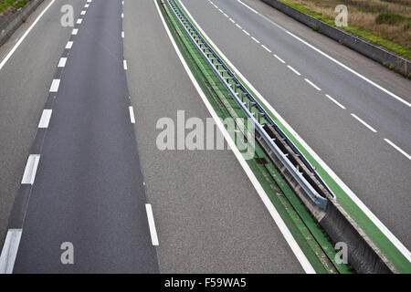 Autobahn durch Frankreich im Sommer. Ansicht von oben Stockfoto