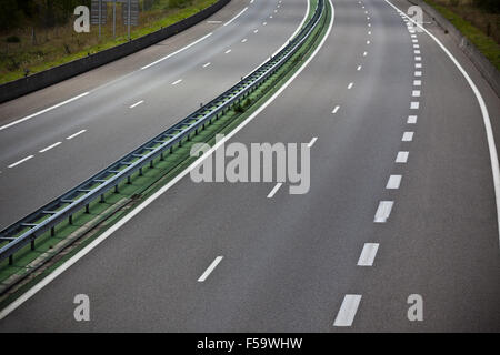 Autobahn durch Frankreich im Sommer. Ansicht von oben Stockfoto