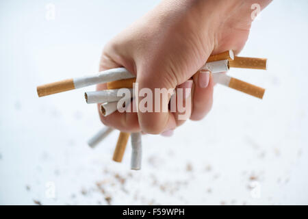 Reihe von Zigaretten in Händen Stockfoto