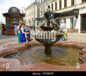 KASAN, Russland - 1. Juni 2013: Brunnen "Pegion" auf Bauman Straße, touristisches Zentrum von Kasan, der Hauptstadt der Republik Tatarstan. Stockfoto