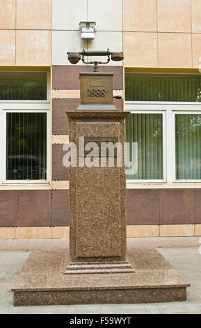 KASAN, Russland - 1. Juni 2013: Denkmal für Telefon und Telekommunikation Arbeiter im Jahr 2008 in der Nähe von Gebäude von Ce errichtet worden Stockfoto