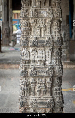 Aufwendigen Schnitzereien auf Steinsäule in Hindu-Tempel Stockfoto