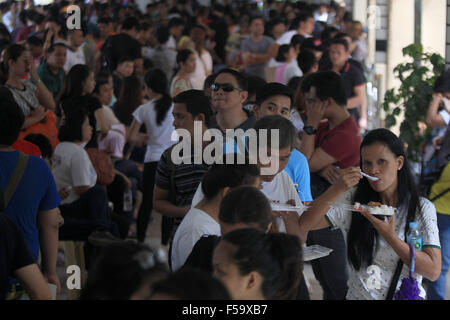 Quezon City, Philippinen. 31. Oktober 2015. Menschen richten ihren Antrag zur Wählerregistrierung für die kommenden nationalen Wahlen von 2016 in Quezon City, Philippinen, 31. Oktober 2015 aus. Eine Petition für den Ausbau des Okt. 31 Frist für die bundesweite Registrierung der Wähler für die Wahlen von 2016 an der Philippine Supreme Court eingereicht wurde, wie Millionen von Filipinos zum Stichtag in verschiedenen Commission on Wahlen (Comelec) Registrierung Zentren im ganzen Land schlagen wollten. © Rouelle Umali/Xinhua/Alamy Live-Nachrichten Stockfoto