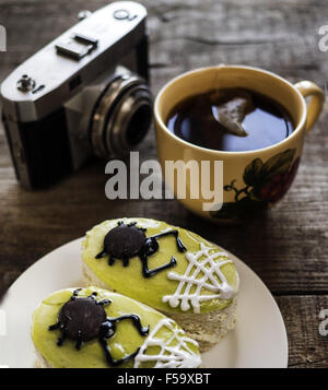 30. Oktober 2015 - Kuchen auf Whie Platte, Kappe des Tee und Retro-Kamera auf hölzernen Verwitterung Tisch © Igor Goiovniov/ZUMA Draht/Alamy Live News Stockfoto