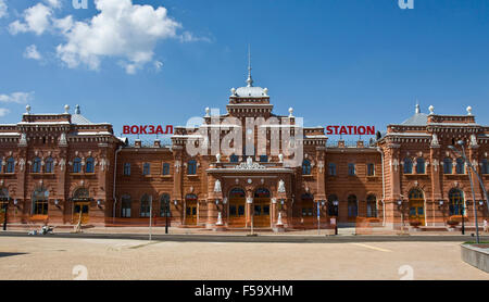 KASAN, Russland - 1. Juni 2013: Bahnhof in Kazan, Republik Tatarstan, wurde 1896 erbaut worden. Stockfoto