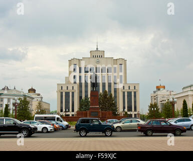 KASAN, Russland - 1. Juni 2013: Haus der Regierung der Republik Tatarstan auf Platz der Freiheit, wurde im Jahr 2000 renoviert Stockfoto