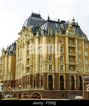 KASAN, Russland - 1. Juni 2013: Architektur Immobilien Komplex "Renaissance" auf Sultan Galiev Platz, politische und wirtschaftliche Stockfoto