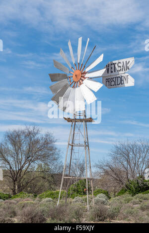 LOERIESFONTEIN, Südafrika - 11. August 2015: historische Windmühle im Museum in Loeriefontein in der Karoo-Region der Windmühle Stockfoto