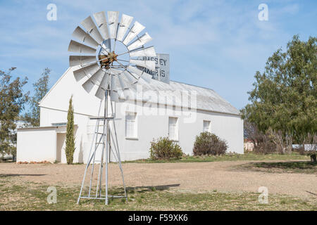 LOERIESFONTEIN, Südafrika - 11. August 2015: historische Windmühle nahe dem Fred Turner Museum im Loeriefontein in der Karoo-r Stockfoto