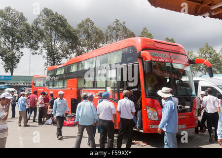 Futa Bus Busse von Phuong Trang Unternehmen in Can Tho Bus / Busbahnhof in der Mekong-Delta-Region Süd-West-Vietnam Stockfoto