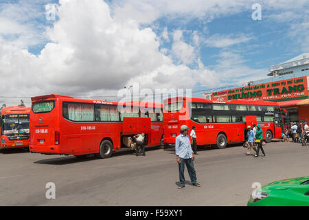 Futa Bus Busse von Phuong Trang Unternehmen in Can Tho Bus / Busbahnhof in der Mekong-Delta-Region Süd-West-Vietnam Stockfoto