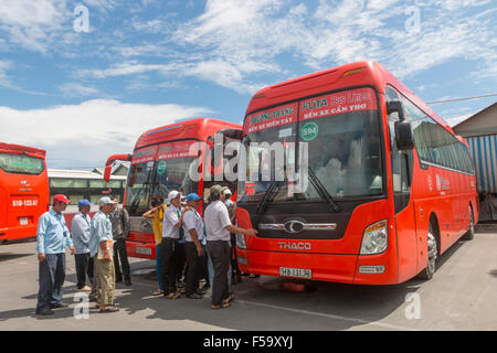 Futa Bus Busse von Phuong Trang Unternehmen in Can Tho Bus / Busbahnhof in der Mekong-Delta-Region Süd-West-Vietnam Stockfoto