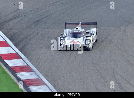 Shanghai, Volksrepublik China. 31. Oktober 2015. N - 17 PORSCHE TEAM Deutschland. Porsche 919 Hybrid. Reifen Michelin, Fahrer TIMO BERNHARD (DEU), MARK WEBBER (AUS) und BRENDON HARTLEY (NZL). LE-MANS-PROTOTYPEN 1. Im Zeittraining - LMP1 und LMP2 am Shanghai International Circuit. Bildnachweis: Marcio Machado/ZUMA Draht/Alamy Live-Nachrichten Stockfoto