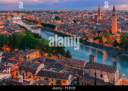 Kirche Santa Anastasia und Torre dei Lamberti in der Abenddämmerung entlang der Etsch in Verona, Italien. Stockfoto