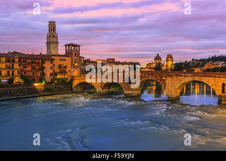 Ponte Pietra Bridge in der Dämmerung über der Etsch in Verona, Italien Stockfoto