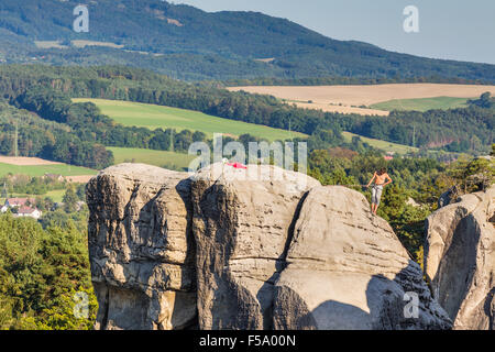 Panoramablick auf Sandstein Felsen in Cesky Raj, Tschechische Paradies, Hruboskalsko, Tschechische Republik Stockfoto