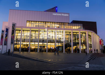 Nachtansicht des Marlowe Theatre Canterbury Kent UK Stockfoto