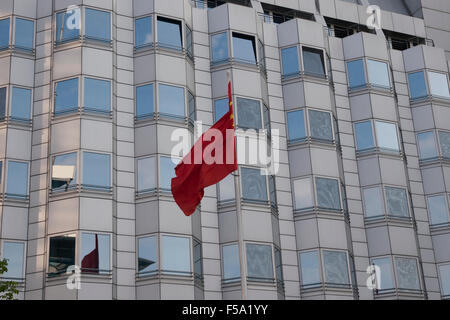 Flagge der chinesischen Botschaft Berlin Deutschland Stockfoto