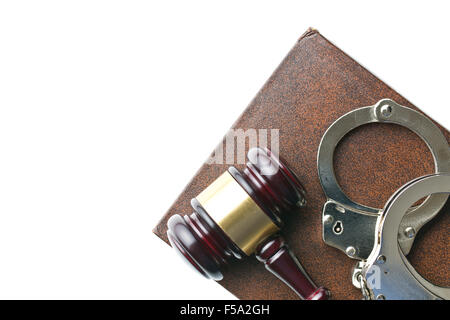 Handschellen und Richterhammer auf weißem Hintergrund Stockfoto