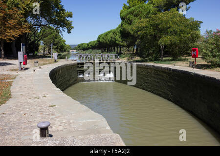 Sperren Sie auf dem Canal du Midi in der Nähe von Salleles d'Aude Stockfoto