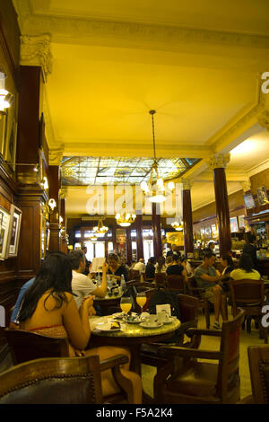 Cafe Tortoni, im Mai Avenue, Buenos Aires, Argentinien.  Café Tortoni ist der älteste Kaffee berühmtesten Buenos Aires.  BUENOS AIRES Stockfoto