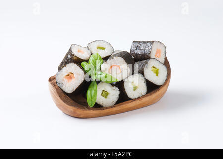 Maki Sushi-Rollen mit Lachs, Krabben und Gurke im Inneren Stockfoto
