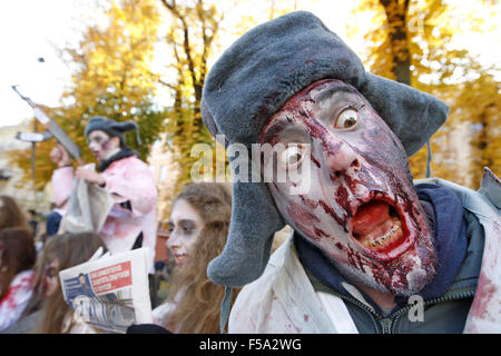 Kiew, Ukraine. 31. Oktober 2015. Menschen nehmen Teil an der '' Zombie Walk'', Halloween, im Zentrum von Kiew, Ukraine, 31. Oktober 2015 gewidmet. Credit: Serg Glovny/ZUMA Draht/Alamy Live-Nachrichten Stockfoto