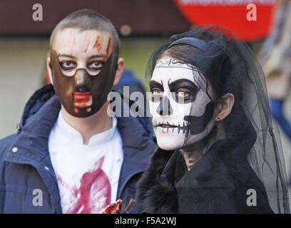 Kiew, Ukraine. 31. Oktober 2015. Menschen nehmen Teil an der '' Zombie Walk'', Halloween, im Zentrum von Kiew, Ukraine, 31. Oktober 2015 gewidmet. Credit: Serg Glovny/ZUMA Draht/Alamy Live-Nachrichten Stockfoto