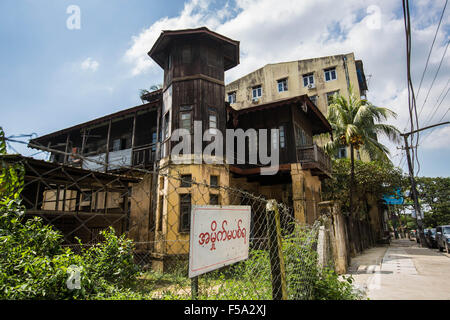 Yangon, Yangon, Maynmar. 31. Oktober 2015. Eine mehr als 100 Jahre alte Holzvilla in der Innenstadt von Yangon, als eine ganze Familie lebt immer noch im Inneren, am 31. Oktober 2015. © Guillaume Payen/ZUMA Draht/Alamy Live-Nachrichten Stockfoto