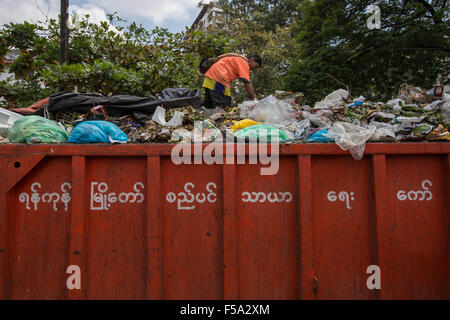 Yangon, Yangon, Maynmar. 31. Oktober 2015. Ein Mann sammeln Müll in ein Open-Air-Deponie in der Innenstadt von Yangon bis zum 31. Oktober wird 2015.General Wahlen am 8. November 2015, als viele Burmesen gonna Stimmen in einer freien Wahl in der Hoffnung, sie Leben Zustand, eines der ärmsten Länder in Südostasien zu ändern statt. © Guillaume Payen/ZUMA Draht/Alamy Live-Nachrichten Stockfoto