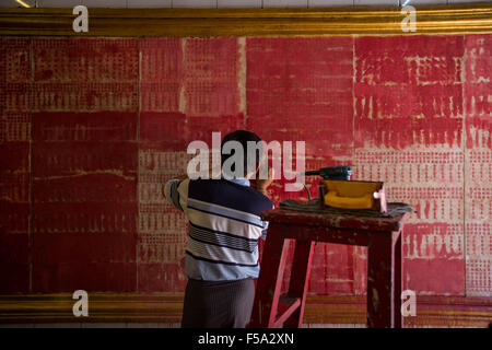 Yangon, Yangon, Maynmar. 31. Oktober 2015. Ein Sino-burmesischen (oder burmesische chinesischen) wiederherzustellen, die die chinesischen Zeichen an der Wand in einem chinesischen Tempel Hokkien gut als '' Kheng Hock Keong Tempel '' Latha Gemeinde kennen, der Chinatown von Yangon, Myanmar am 31. Oktober 2015 birmanischen chinesische sind die kleinsten Auslandschinesen in Südostasien, rund 3 % der Bevölkerung Myanmars 1. Bildnachweis: ZUMA Press, Inc./Alamy Live-Nachrichten Stockfoto