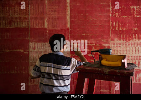 Yangon, Yangon, Maynmar. 31. Oktober 2015. Ein Sino-burmesischen (oder burmesische chinesischen) wiederherzustellen, die die chinesischen Zeichen an der Wand in einem chinesischen Tempel Hokkien gut als '' Kheng Hock Keong Tempel '' Latha Gemeinde kennen, der Chinatown von Yangon, Myanmar am 31. Oktober 2015 birmanischen chinesische sind die kleinsten Auslandschinesen in Südostasien, rund 3 % der Bevölkerung Myanmars 1. Bildnachweis: ZUMA Press, Inc./Alamy Live-Nachrichten Stockfoto