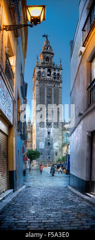 Calle Placentinos Straße führt zum Glockenturm Giralda. Stockfoto