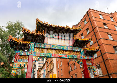 Großen kaiserlichen Torbogen, ein offizielles Geschenk von Peking, ist das imposante Tor nach Manchester Chinatown. Stockfoto