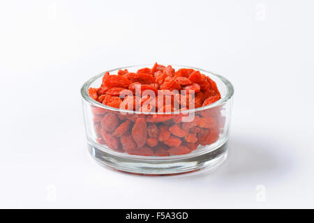 Getrocknete Goji-Beeren in kleinen Glasschüssel Stockfoto