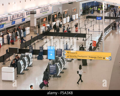 Kassen und Check-In Bereich, Jet Blue, Terminal 5, John F. Kennedy International Airport, New York Stockfoto