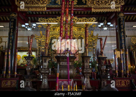 Yangon, Yangon, Maynmar. 31. Oktober 2015. Ein Blick aus dem Inneren eines chinesischen Tempel Hokkien gut kennen wie '' Kheng Hock Keong Tempel '' in Latha Township, der Chinatown von Yangon, Myanmar bis zum 31. Oktober 2015 birmanischen chinesische den kleinsten Überseechinesen in Südost-Asien, rund 3 % der Bevölkerung Myanmars sind das 1. Bildnachweis: ZUMA Press, Inc./Alamy Live-Nachrichten Stockfoto