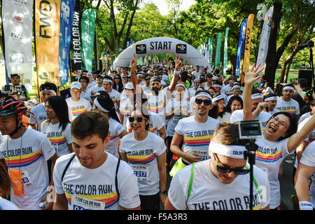 Bangkok, Thailand. 31. Oktober 2015. Teilnehmer der Farbe führen Sie Bangkok abgesetzt von der Startlinie im Suan Rod Fai Park in Bangkok, Thailand, 31. Oktober 2015. Die Color-Run ist ein 5km öffentlichen Farbe-Rennen, die ihren in den USA im Jahr 2011 Ursprung. In einem typischen Color Run Rennen landet Teilnehmer abgedeckt in einer Mischung aus farbigen Pulvern aus Maisstärke hergestellt. Bildnachweis: Li Mangmang/Xinhua/Alamy Live-Nachrichten Stockfoto