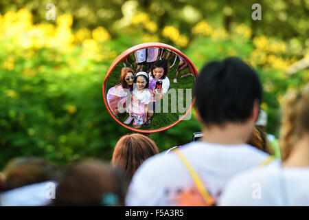 Bangkok, Thailand. 31. Oktober 2015. Teilnehmer der Farbe führen Sie Bangkok nehmen eine Gruppe Selfie vor einem gekrümmten Spiegel im Suan Rod Fai Park in Bangkok, Thailand, am 31. Oktober 2015. Die Color-Run ist ein 5km öffentlichen Farbe-Rennen, die ihren in den USA im Jahr 2011 Ursprung. In einem typischen Color Run Rennen landet Teilnehmer abgedeckt in einer Mischung aus farbigen Pulvern aus Maisstärke hergestellt. Bildnachweis: Li Mangmang/Xinhua/Alamy Live-Nachrichten Stockfoto