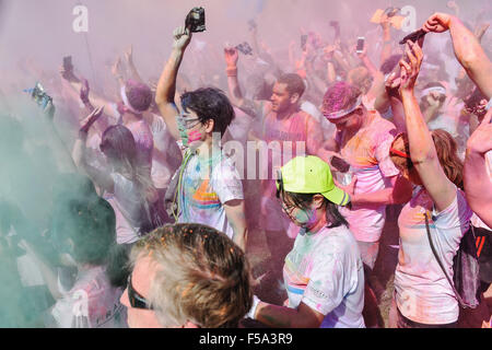 Bangkok, Thailand. 31. Oktober 2015. Teilnehmer der Farbe führen Sie Bangkok genießen einen Farbe Karneval nach dem Rennen auf dem Suan Rod Fai-Park in Bangkok, Thailand, am 31. Oktober 2015. Die Color-Run ist ein 5km öffentlichen Farbe-Rennen, die ihren in den USA im Jahr 2011 Ursprung. In einem typischen Color Run Rennen landet Teilnehmer abgedeckt in einer Mischung aus farbigen Pulvern aus Maisstärke hergestellt. Bildnachweis: Li Mangmang/Xinhua/Alamy Live-Nachrichten Stockfoto