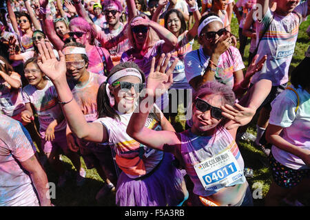 Bangkok, Thailand. 31. Oktober 2015. Teilnehmer der Farbe führen Sie Bangkok genießen einen Farbe Karneval nach dem Rennen auf dem Suan Rod Fai-Park in Bangkok, Thailand, am 31. Oktober 2015. Die Color-Run ist ein 5km öffentlichen Farbe-Rennen, die ihren in den USA im Jahr 2011 Ursprung. In einem typischen Color Run Rennen landet Teilnehmer abgedeckt in einer Mischung aus farbigen Pulvern aus Maisstärke hergestellt. Bildnachweis: Li Mangmang/Xinhua/Alamy Live-Nachrichten Stockfoto