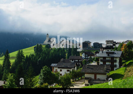 Schöne Dorf von Colle Santa Lucia in den Dolomiten, Italien Stockfoto