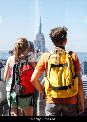 Touristen am oberen Rand der Rock Observation Deck, Rockefeller Center, NYC, USA Stockfoto