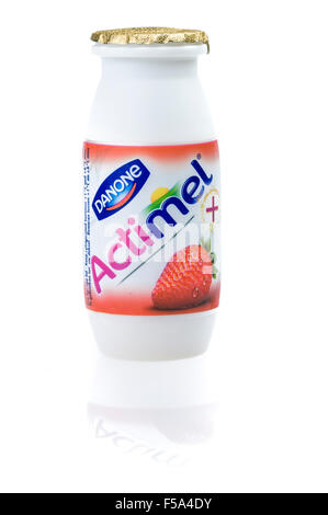 Erdbeere aromatisiert Actimel (Danactive in den USA) von Danone probiotischen Joghurt-Typ drink Stockfoto