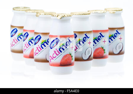 Kokosnuss und Erdbeere aromatisiert Actimel (Danactive in den USA) von Danone probiotischen Joghurt-Art Getränk Stockfoto